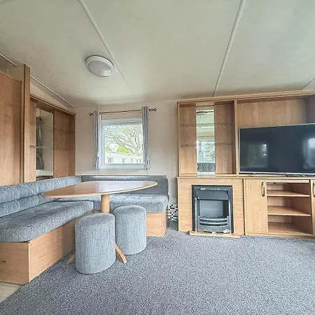 Lovely Caravan At Lower Hyde Park, Isle Of Wight Ref 24001g