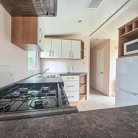 Lovely Caravan At Lower Hyde Park, Isle Of Wight Ref 24001g Acampamento