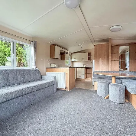 Lovely Caravan At Lower Hyde Park, Isle Of Wight Ref 24001g Acampamento Shanklin