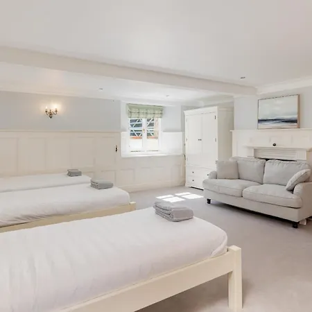 Apartment Grand Garden - The Old Vicarage - Duplex Residence, Breathtaking Sea Views Over Bay - Old Village, Fantastic Family Getaway!