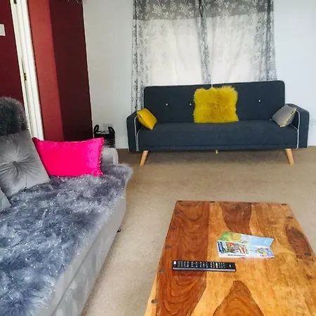 Cliff 3 Bedroom Apartment *