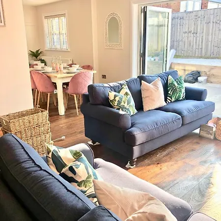 Holiday home Lavender Lodge, Brand New With Hot Tub Hire *