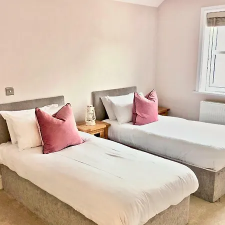 Lavender Lodge, Brand New With Hot Tub Hire Holiday home Shanklin