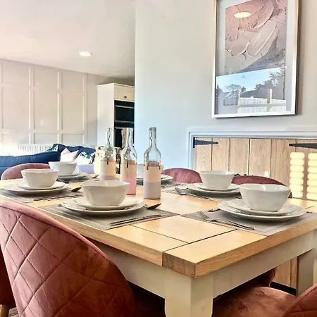 Holiday home Lavender Lodge, Brand New With Hot Tub Hire