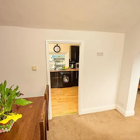Cliff 3 Bedroom Apartment *