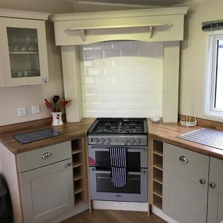 2 Bedroom Caravan Lg25, Shanklin, Isle Of Wight Shanklin