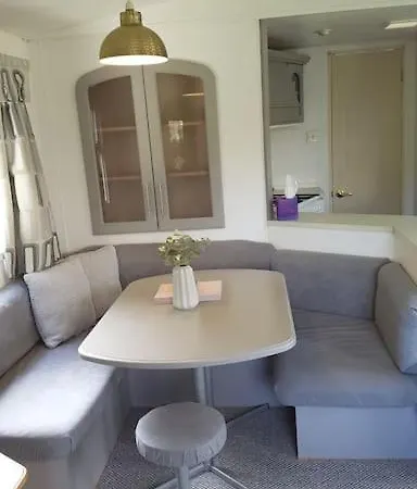 Campsite 3 Bedroom Caravan With On-site Pool, Island View 6