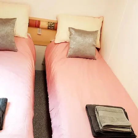 3 Bedroom Caravan With On-site Pool, Island View 6 Campsite *