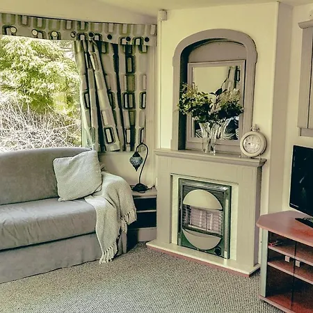 Campsite 3 Bedroom Caravan With On-site Pool, Island View 6 Shanklin