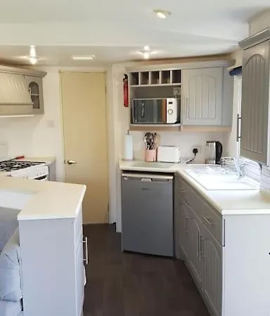 3 Bedroom Caravan With On-site Pool, Island View 6 * Shanklin