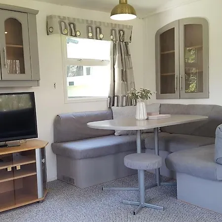 3 Bedroom Caravan With On-site Pool, Island View 6 * Shanklin