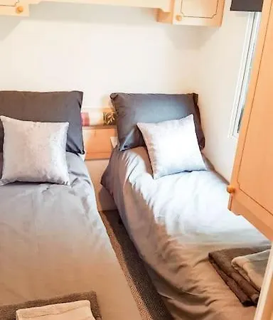 3 Bedroom Caravan With On-site Pool, Island View 6 Campsite *