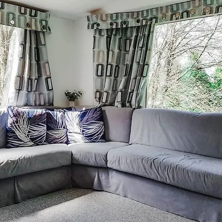 3 Bedroom Caravan With On-site Pool, Island View 6 * Shanklin