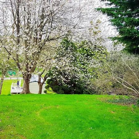 3 Bedroom Caravan With On-site Pool, Island View 6 *