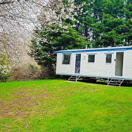 Campsite 3 Bedroom Caravan With On-site Pool, Island View 6 Shanklin