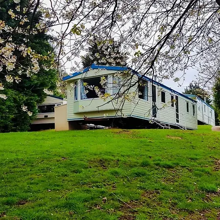 3 Bedroom Caravan With On-site Pool, Island View 6 *