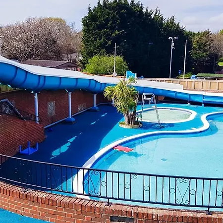 Campsite 3 Bedroom Caravan With On-site Pool, Island View 6 Shanklin