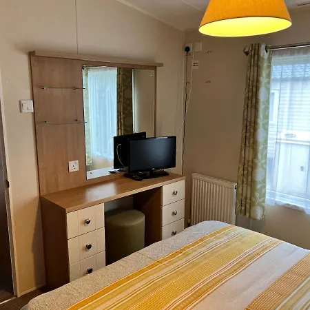 2 Bedroom Caravan Lg25, Shanklin, Isle Of Wight *
