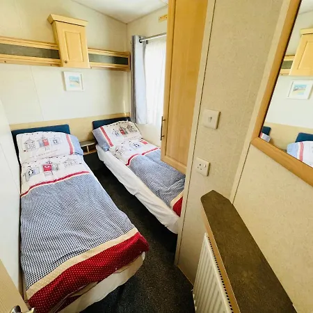 3 Bedroom Caravan Kg37, Dog Friendly, Shanklin, Isle Of Wight Apartment