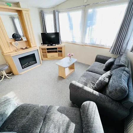 3 Bedroom Caravan Kg37, Dog Friendly, Shanklin, Isle Of Wight Apartment *