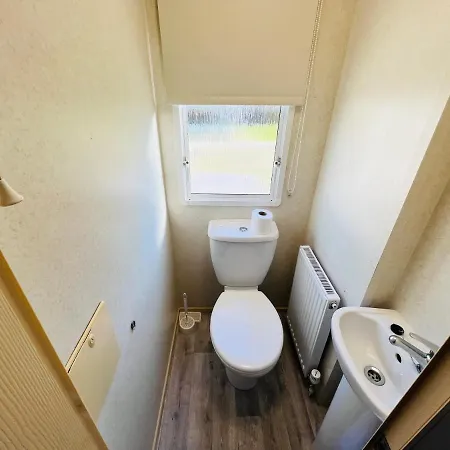 3 Bedroom Caravan Kg37, Dog Friendly, Shanklin, Isle Of Wight Apartment *