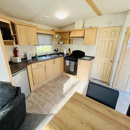 3 Bedroom Caravan Kg37, Dog Friendly, Shanklin, Isle Of Wight Shanklin
