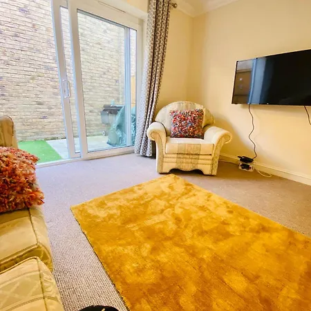Close To The Beach Holiday - Ferry Discount Available Shanklin