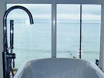 Shoreside Hotel 4*
