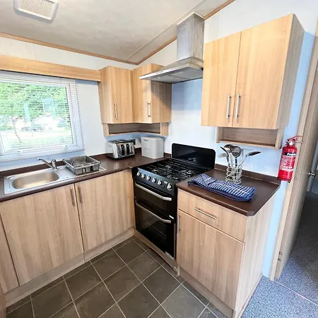 2 Bedroom Caravan Nv13, Lower Hyde, Shanklin, Isle Of Wight Shanklin