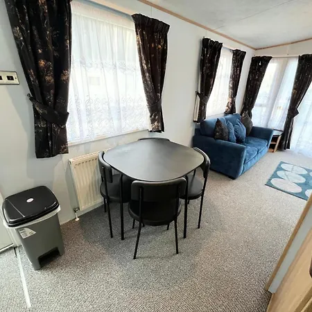 2 Bedroom Caravan Nv13, Lower Hyde, Shanklin, Isle Of Wight Holiday home Shanklin