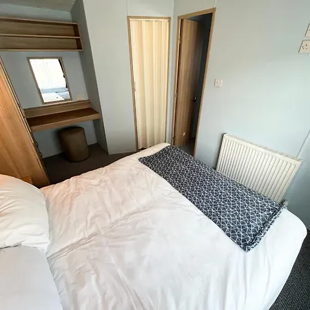 2 Bedroom Caravan Nv13, Lower Hyde, Shanklin, Isle Of Wight * Shanklin