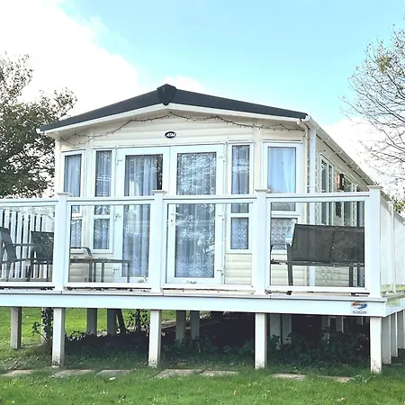 2 Bedroom Caravan Nv13, Lower Hyde, Shanklin, Isle Of Wight Holiday home Shanklin